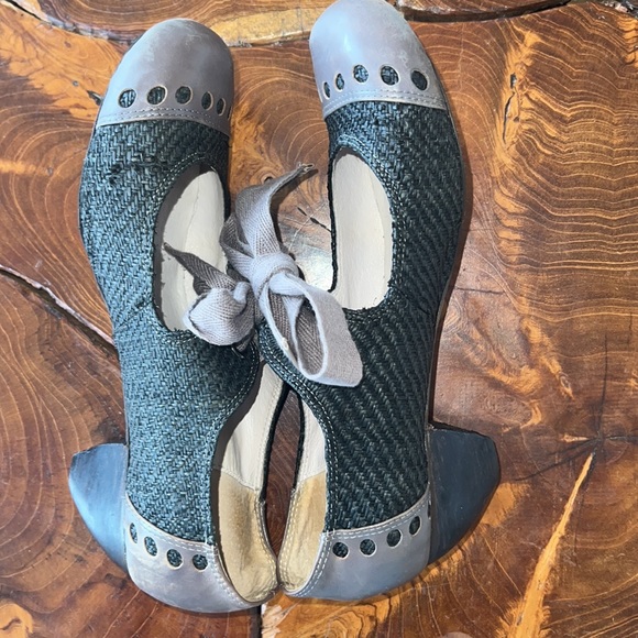 Brand: All Black. Size 40, materials: tilapia fish skin & recycled newspaper. - Picture 7 of 14